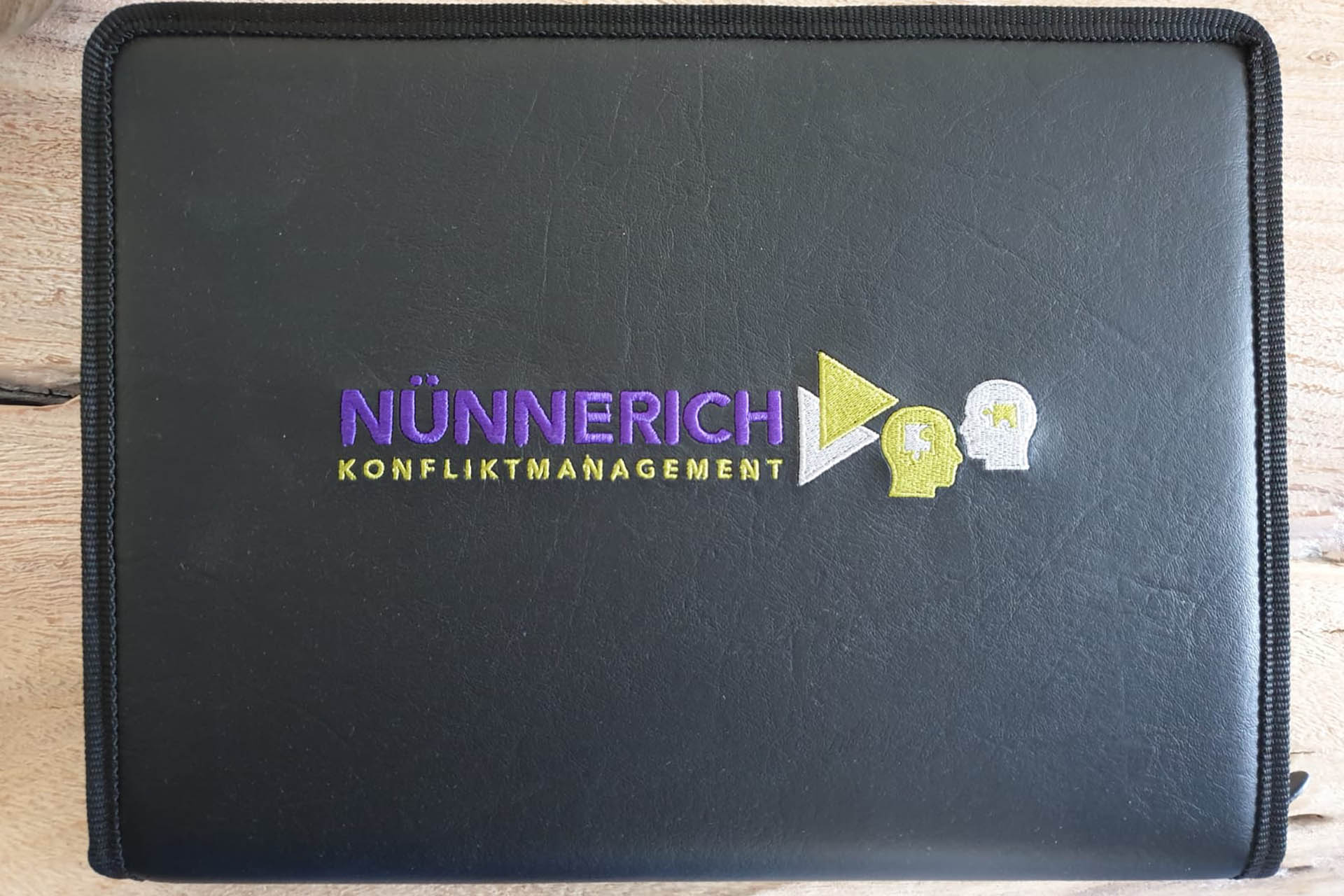 moll-real-werbeberatung-Werbeagentur-Oberhausen-bestickte Mappe Klaus Nünnerich